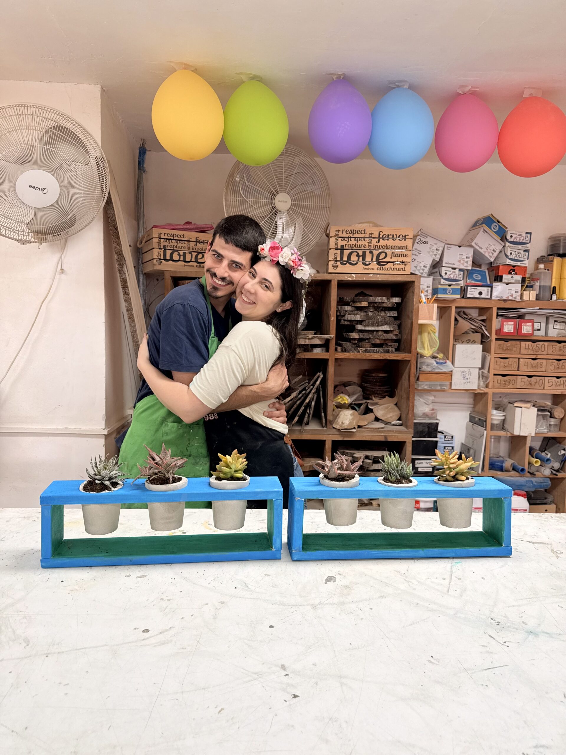 סדנת בטון - 3 עציצי בטון על סטנד מעץ 6 סדנת בטון - 3 עציצי בטון על סטנד מעץ – תמונה 6