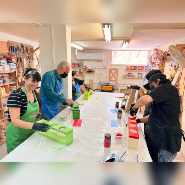 ⁦סדנת בטון - 3 עציצי בטון על סטנד מעץ⁩ – תמונה ⁦4⁩