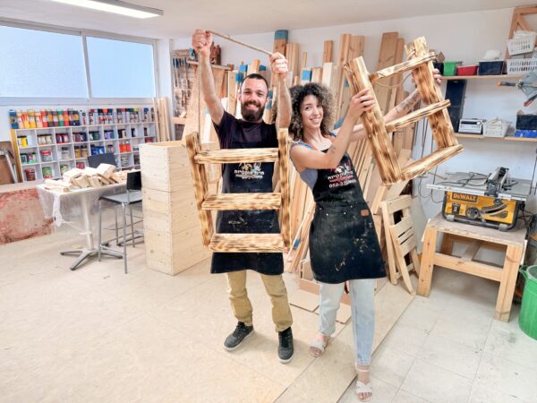 סדנת נגרות ליצירת מדפי עץ נתלים על חבל