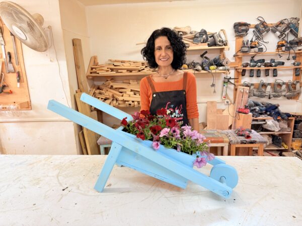 ⁦סדנת נגרות - סדנת אומנות ליצירת עציץ מריצה מעץ⁩ – תמונה ⁦3⁩