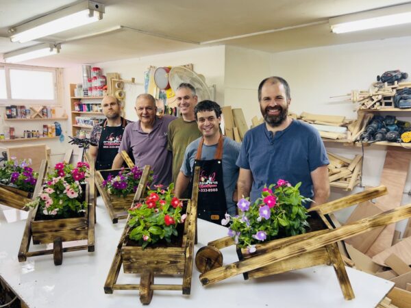 ⁦סדנת נגרות - סדנת אומנות ליצירת עציץ מריצה מעץ⁩ – תמונה ⁦4⁩