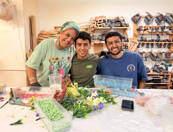 ⁦סדנת טעימה באפוקסי - יצירת תחתיות לכוסות ומתקן⁩ – תמונה ⁦4⁩