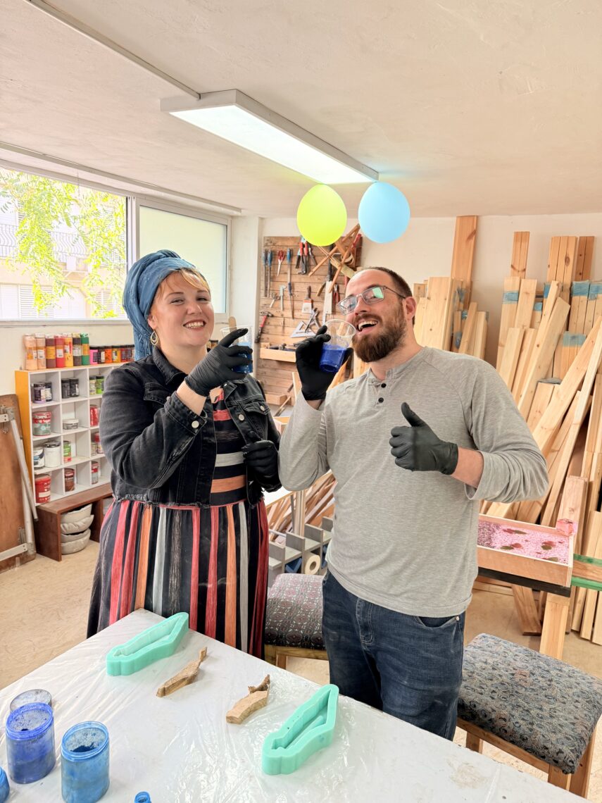 סדנת אפוקסי ליצירת זוג מזוזות בשילוב עץ זית 8 סדנת אפוקסי ליצירת זוג מזוזות בשילוב עץ זית – תמונה 8