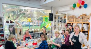 חוג אומנות רב תחומית 10 משתתפות יוצרות במהלך חוג אומנות רב תחומית בשירלי מרכז אומנויות