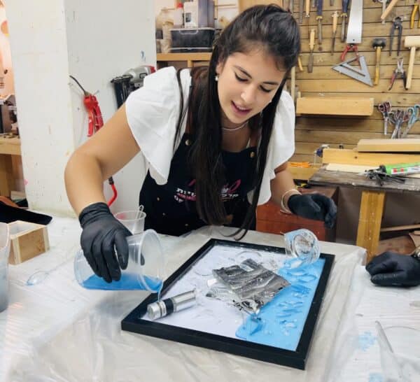 ⁦סדנת אפוקסי - יצירות מבקבוקי אלכוהול⁩ – תמונה ⁦4⁩