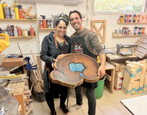 ⁦סדנת אפוקסי - ליצירת שולחן סיסם הודי בשילוב אפוקסי⁩ – תמונה ⁦4⁩