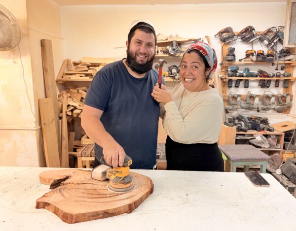 ⁦סדנת אפוקסי - ליצירת שולחן סיסם הודי בשילוב אפוקסי⁩ – תמונה ⁦5⁩