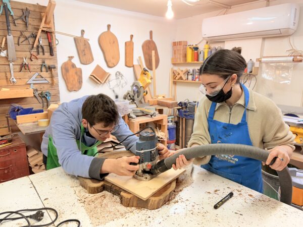 ⁦סדנת אפוקסי - ליצירת שולחן סיסם הודי בשילוב אפוקסי⁩ – תמונה ⁦6⁩