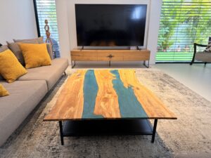 סדנת אפוקסי שירלי מרכז אומנויות - יצירת שולחן אפוקסי גדול