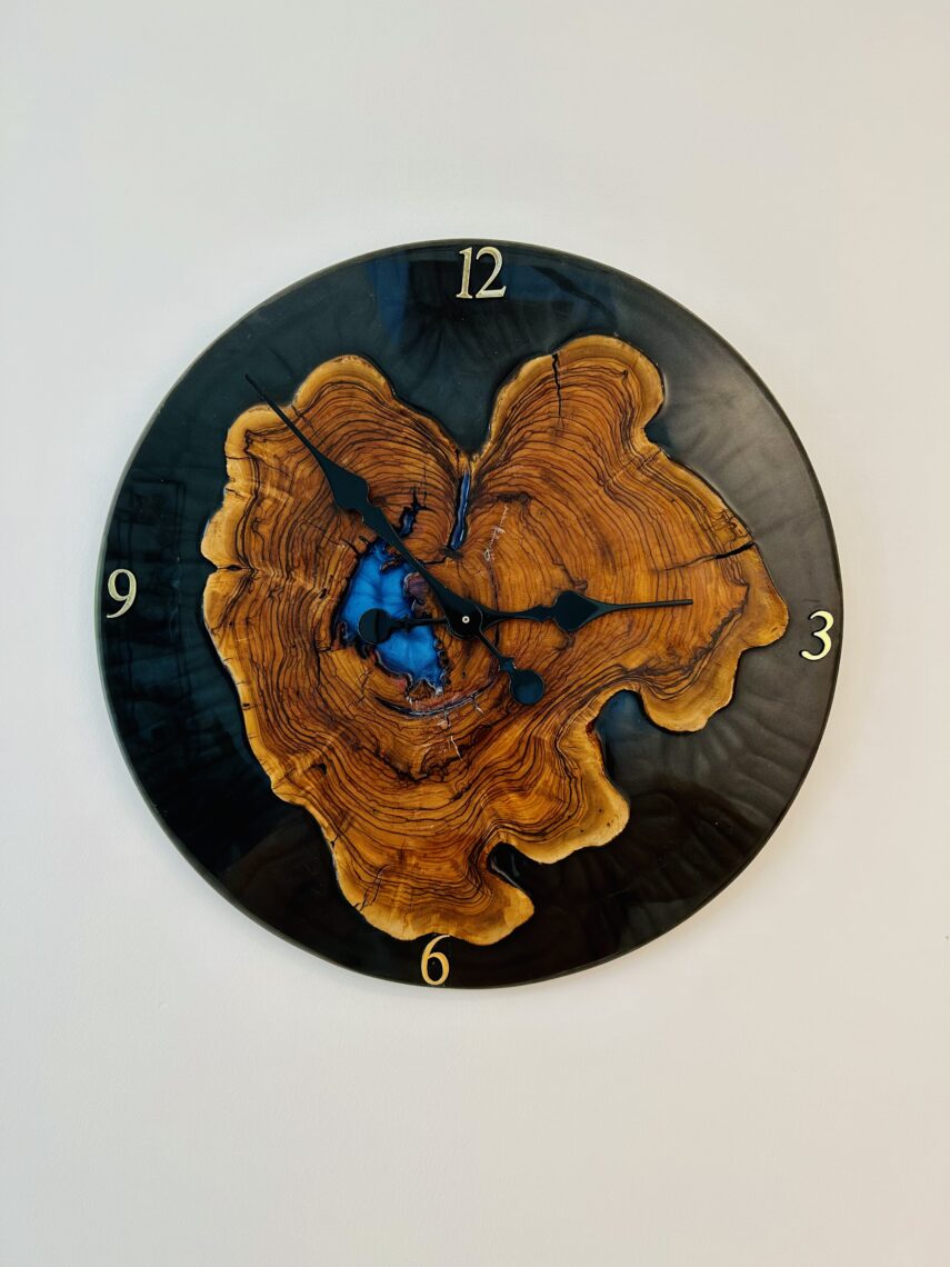 סדנת אפוקסי - ליצירת שעון קיר גדול בשילוב עץ זית 3 סדנת אפוקסי - ליצירת שעון קיר גדול בשילוב עץ זית – תמונה 3