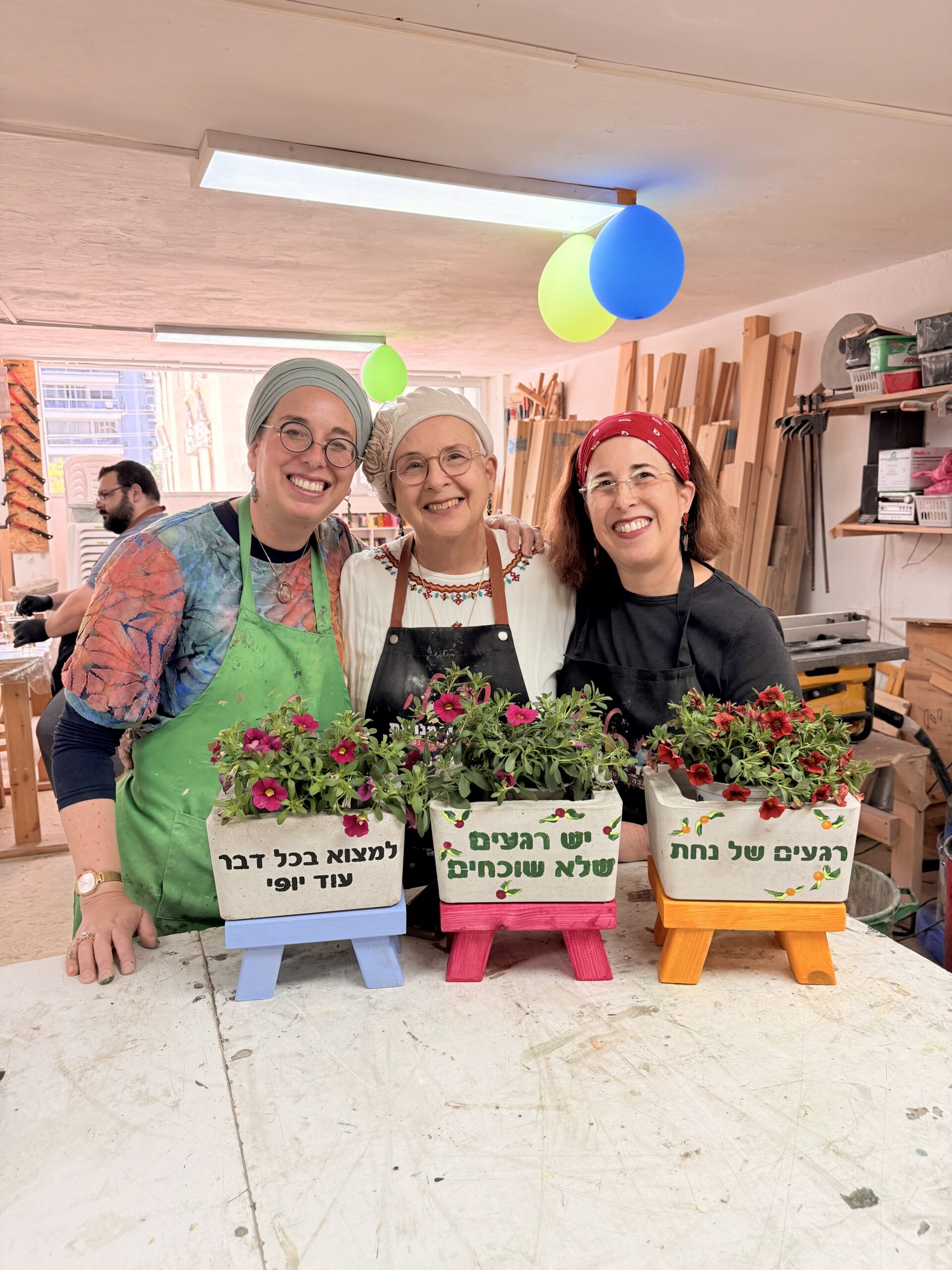 סדנת בטון ליצירת עציץ בטון על סטנד מעץ 4 סדנת בטון ליצירת עציץ בטון על סטנד מעץ – תמונה 4