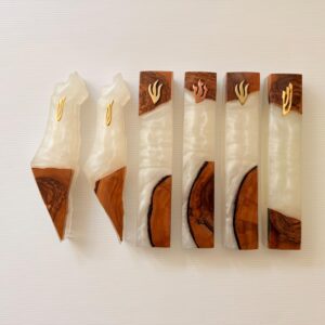 מזוזה עץ אפוקסי לבן פנינה