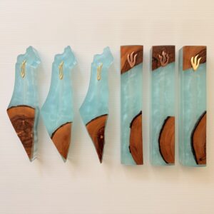 מזוזה עץ אפוקסי תכלת חצי שקוף