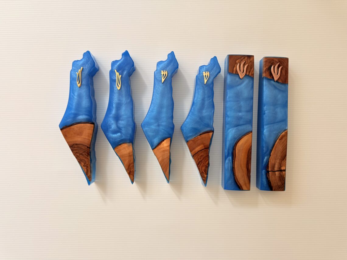 מזוזה עץ אפוקסי כחול פנינה 1 מזוזה עץ אפוקסי כחול פנינה