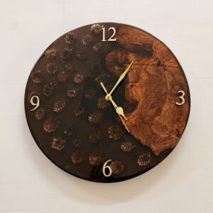 שעון אפוקסי - שחור עם אצטרובלים