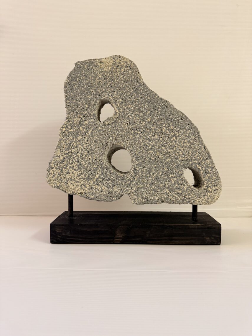 סדנת פיסול בבטון קל עם מעמד עץ 1 סדנת פיסול בבטון קל עם מעמד עץ