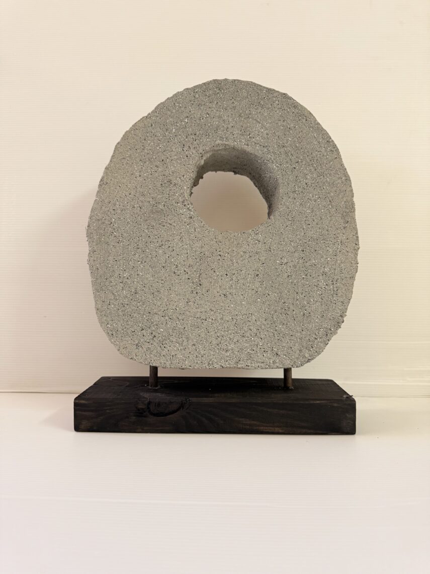 סדנת פיסול בבטון קל עם מעמד עץ 2 סדנת פיסול בבטון קל עם מעמד עץ – תמונה 2